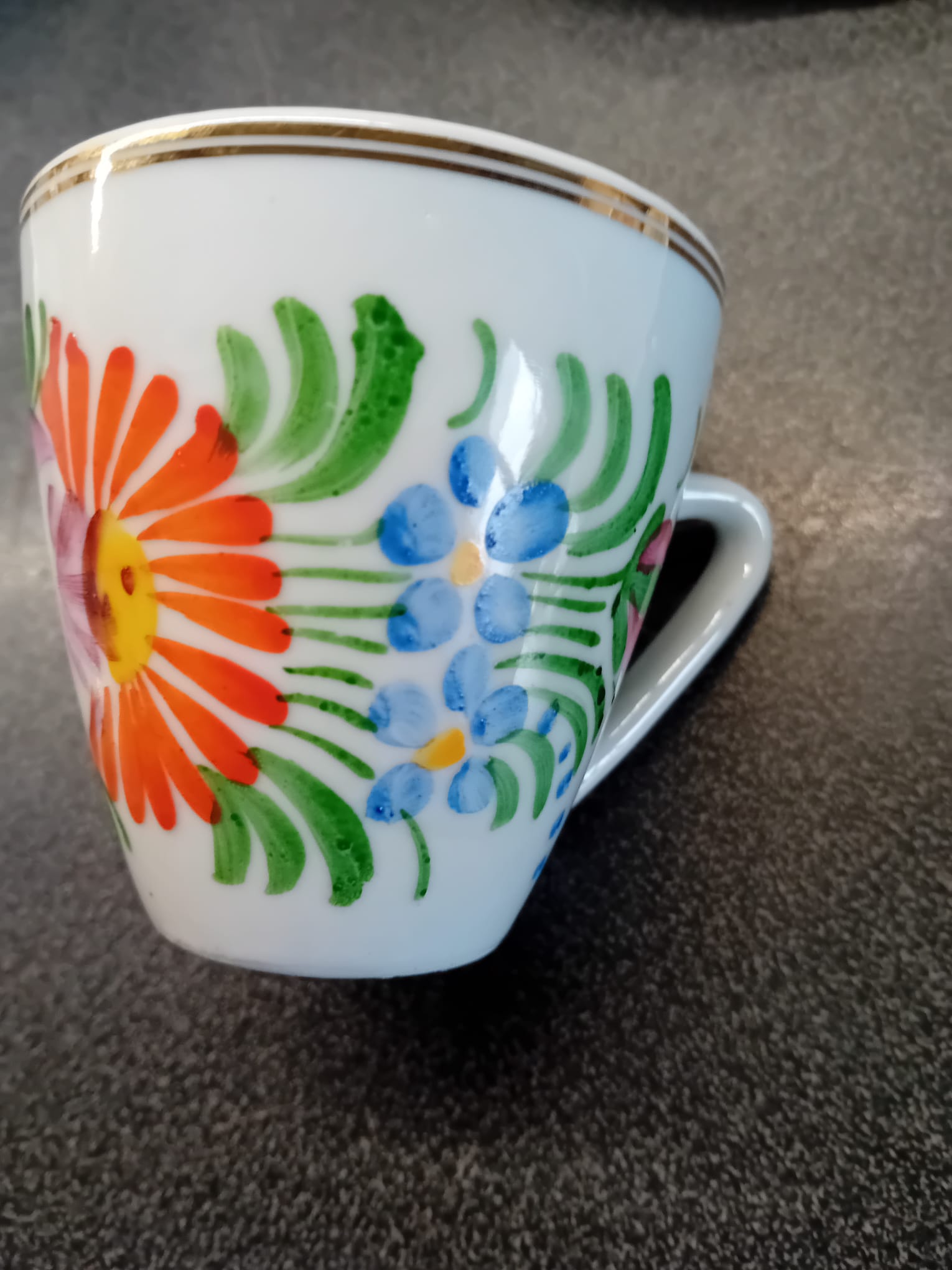 Porcelán s oranžovým květinovým vzorem